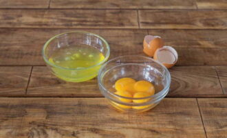 Для приготовления теста разбиваем яйца и отделяем белки от желтков, после чего оставляем их в холодильнике дожидаться дальнейшего использования.