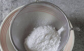 Как приготовить глазурь для кулича из белков и сахара? Сахарную пудру просейте через мелкое сито, чтобы не было комков.