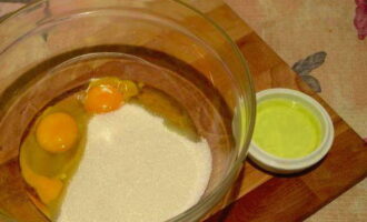 В миске смешайте яйца, желток и сахар до однородного состояния.