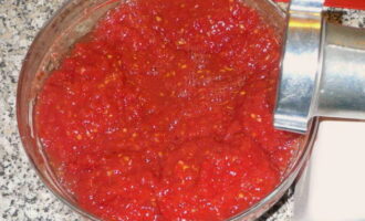 Томаты промываем и освобождаем от кожуры. Чтобы шкурку легче было снимать, можно обдать томаты кипятком. Измельчаем их в мясорубке или в блендере. 