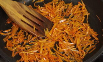 Морковь натираем на терке и жарим ее на сковороде до появления золотистой корочки. Докладываем ее в кастрюлю. Варим около 10 мин. 