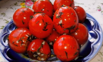Оставляем помидоры на столе в условиях комнатной температуры. Спустя сутки помидоры можно употреблять в пищу как отдельное блюдо или в сочетании с гарниром.