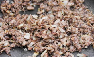 Добавляем к подрумянившемуся луку измельченное мясо и доводим до образования золотистой корочки. На этом же этапе добавляем соль с перцем, ориентируясь на свой вкус.