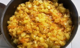 Отправляем кабачок в сковороду с луком и морковью. Обжариваем его около 20 минут. Не забываем постоянно перемешивать.
