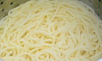 Готовые спагетти откидываем на дуршлаг и сливаем всю лишнюю воду.