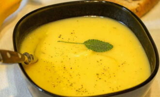 Питательный крем-суп из кабачка и картошки готов. Разливайте его по тарелкам и подавайте к столу.