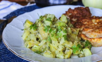 Овощное рагу из кабачков и картофеля готово. Раскладывайте по тарелкам. Подавайте к столу с гарниром или без него.
