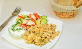 Перекладываем куриное филе в сметане в тарелку и подаём вместе со свежими овощами или другим гарниром. Приятного аппетита!