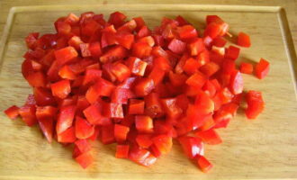 Из болгарского перца извлекаем семена и нарезаем мелкими квадратами. 