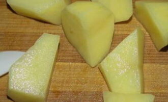 Картофель режем некрупными кубиками.