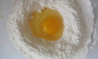 Как приготовить вареники с клубникой в домашних условиях по классическому рецепту? В миску всыпьте муку и разбейте яйцо.
