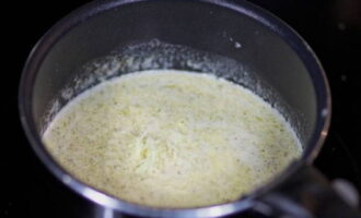 Помешивая, готовим соус до расплавления сыра.