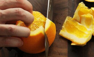 Апельсин также нужно помыть, затем нарезаем его колечками средней толщины.