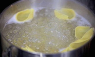 В кипящую воду добавляем соль и засыпаем ракушки, а затем варим их до состояния аль-денте. Готовые ракушки промываем и оставляем охлаждаться.