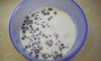 Переложите ягоды в миску, засыпьте сахаром, перемешайте и слегка придавите ягоды ложкой. Оставьте чернику на 2-4 часа.
