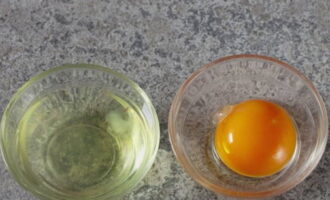 Яйцо хорошо вымойте, разбейте и отделите белок от желтка.