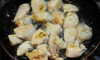 На сковороде разогрейте растительное масло, обжарьте на нем куриное мясо со всех сторон. Курицу выложите на тарелку.