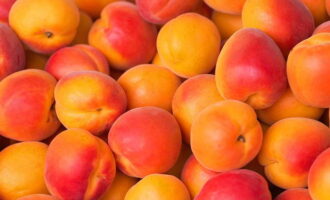 Как заготовить компот Фанта из абрикосов и апельсин на зиму? Для компота нужно брать только спелые и плотные наощупь абрикосы, чтобы они сохраняли форму после готовки. 