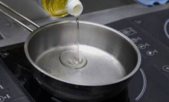 Разогреваем растительное масло на сковороде, добавляем соль.