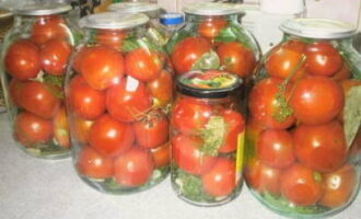 Плотно уложить в емкость с приправами томаты, залить кипящей водой и, прикрыв крышкой, оставить на 15 минут. 