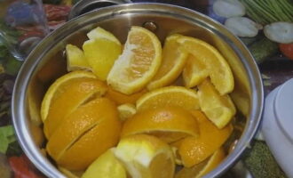 В заранее подготовленную для консервирования посуду сложить абрикосы, цитрусовые и отмеренное нужное количество сахара. 