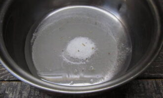 В сотейнике в небольшом количестве воды растворить соль и сахар, довести до кипения и соединить с жидкостью из банки с томатами. 