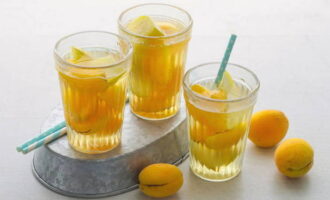 Залить фрукты кипящей водой и закатать, перевернуть вверх дном, накрыть теплым покрывалом и оставить до полного остывания. Хранить абрикосово-апельсиновую «Фанту» лучше в прохладе. 