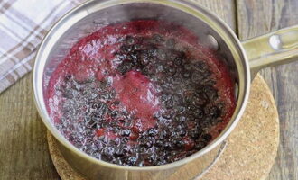 Затем ягодную массу выложите в кастрюлю, доведите до кипения и варите 5 минут.