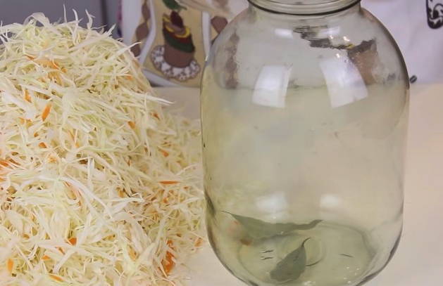 Капуста квашеная в рассоле в банке — 5 рецептов хрустящей и сочной капусты