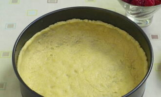 Затем тесто раскатайте и выложите в форму, предварительно смазанную сливочным маслом, сделайте невысокие бортики.