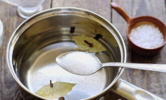 В кастрюлю влейте воду, добавьте лавровый лист, сахар и перец горошком.