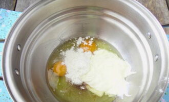 Подготовьте сметанную заливку. Смешайте сметану, яичные белки, крахмал, простой и ванильный сахар. 