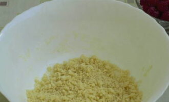 Для посыпки смешайте муку с сахаром, маслом и измельченными орехами, перетрите массу в мелкую крошку.