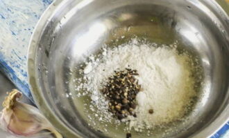 В отдельную миску всыпьте соль и перец, влейте холодную воду, перемешайте.