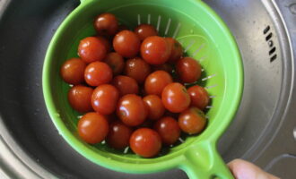 Как заготовить очень вкусные маринованные помидоры на зиму? Подготовим необходимые продукты. Помидоры тщательно промываем и избавляем от плодоножек. Литровые банки стерилизуем любым удобным способом. 