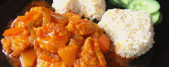 Жареный рис со свининой и овощами