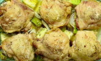 Запекайте мясо и овощи в духовке при 180 градусах 50 минут. Подавайте курицу и кабачки в горячем виде.