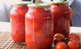 Аппетитные помидоры литровых банках готовы. Храните угощение в прохладном помещении.