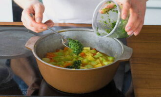 Готовое овощное рагу снимите с огня, посолите, приправьте по вкусу, добавьте чесночную заправку, перемешайте, оставьте на 5 минут.