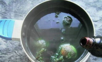Затем добавьте в воду зеленку и продолжайте варить еще 10 минут.