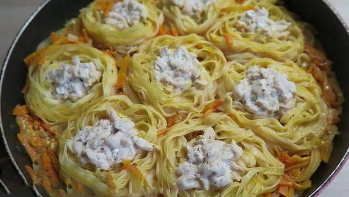 Гнезда из макарон с фаршем на сковороде