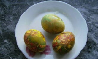 После этого залейте яйца холодной водой, полностью остудите и удалите марлю. Мраморные яйца готовы.