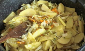 Нарезку картофеля переложить в сковороду и перемешать с овощами.