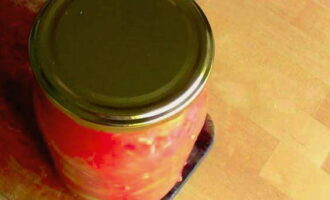 Разложите огурцы в томатной заливке по стерилизованным банкам и закатайте их крышками. Остудите закатки и храните в прохладном месте.