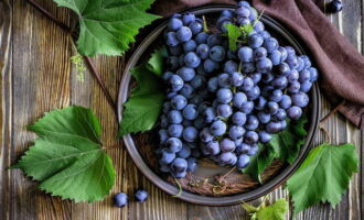 Как заготовить компот из винограда на 3 литровую банку на зиму? Виноградные грозди промыть, удалить испорченные ягодки, а остальные снять с веточки и немного обсушить, выложив на салфетку.
