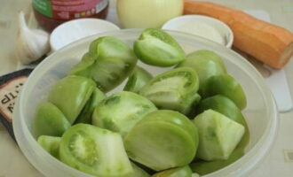 Как заготовить очень вкусную икру из зелёных помидоров на зиму? Помидоры промываем, нарезаем и перекладываем в кухонный комбайн.