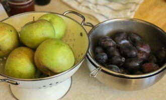 Как заготовить компот из слив и яблок на зиму на 3-х литровую банку? Промываем яблоки и сливы под проточной водой. Ненадолго оставляем продукты и даем им обсохнуть.