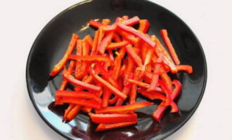 Из перца достать семена и нарезать тонкой соломкой, морковь измельчить как для приготовления моркови по-корейски. Чеснок нарезать слайсами.