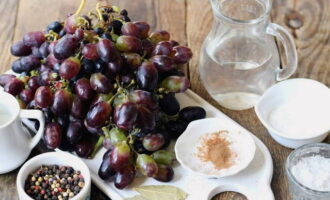 Как заготовить маринованный виноград на зиму в банках без стерилизации? Подготовим необходимые продукты для маринования.