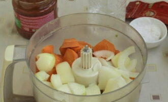Очищаем морковь с луком, их также нарезаем и отправляем измельчаться в комбайн.